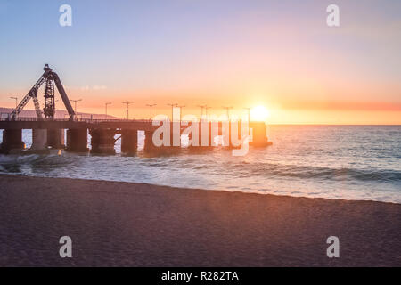 Muelle Vergara Pier und El Sol Strand bei Sonnenuntergang - Vina del Mar, Chile Stockfoto