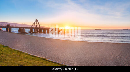 Muelle Vergara Pier und El Sol Strand bei Sonnenuntergang - Vina del Mar, Chile Stockfoto