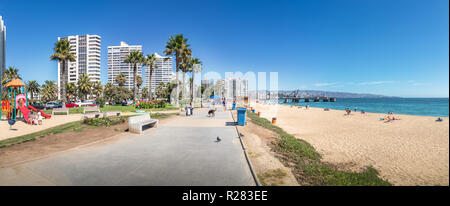 Panoramablick auf El Sol Strand und Park - Vina del Mar, Chile Stockfoto