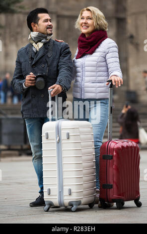 Senior Paar travellers Sightseeing und die Bilder auf der Straße Stockfoto