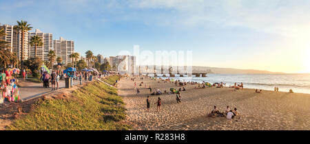 Panoramablick von El Sol Beach und Muelle Vergara bei Sonnenuntergang - Vina del Mar, Chile Stockfoto