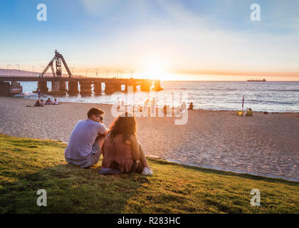 Muelle Vergara Pier und El Sol Strand bei Sonnenuntergang - Vina del Mar, Chile Stockfoto