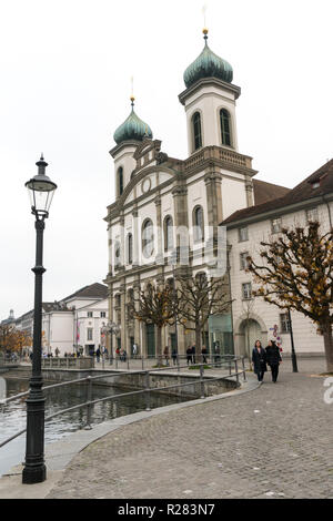 Luzern, LU/Schweiz - vom 9. November 2018: asiatische Touristen besuchen Sie die berühmten Schweizer Stadt Luzern mit der Jesuitenkirche hinter Ihnen, da Sie al Spaziergang Stockfoto