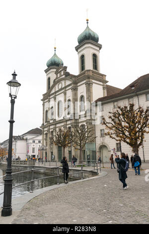 Luzern, LU/Schweiz - vom 9. November 2018: Touristen besuchen die berühmte Schweizer Stadt Luzern und Bilder von sich mit der Kapelle Brücke nehmen Stockfoto