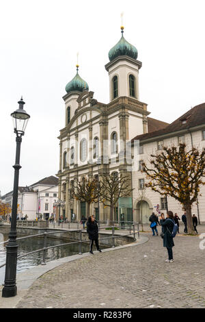 Luzern, LU/Schweiz - vom 9. November 2018: Touristen besuchen die berühmte Schweizer Stadt Luzern und Bilder von sich mit der Kapelle Brücke nehmen Stockfoto