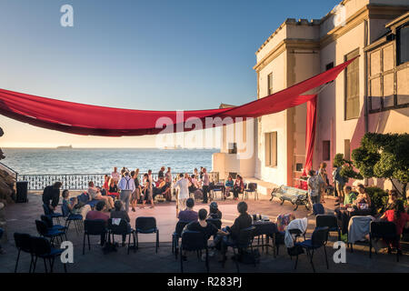 Menschen tanzen an Wulff Schloss (Castillo Wulff) - Vina del Mar, Chile Stockfoto