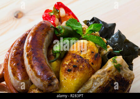 Kapama ein Gericht der bulgarischen Küche mit Sortiment Fleisch, Trauben rollen und gefüllte Paprika Stockfoto