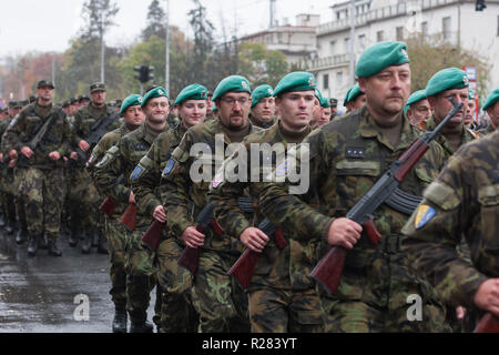 Europäische Straße, Prague-October 28, 2018: Eine Frau Soldat zwischen männlichen Soldaten der tschechischen Armee marschiert auf Militärparade am 28. Oktober 2018 in Stockfoto