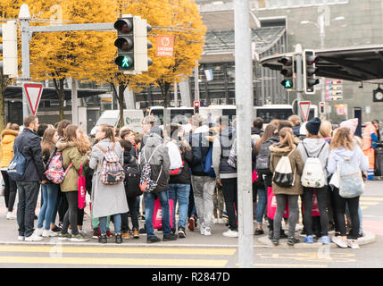 Luzern, LU/Schweiz - vom 9. November 2018: viele Fußgänger Masse ein Schnittpunkt Insel an einer viel befahrenen Straße und Zebrastreifen während der Rush Hour in Luzern i Stockfoto