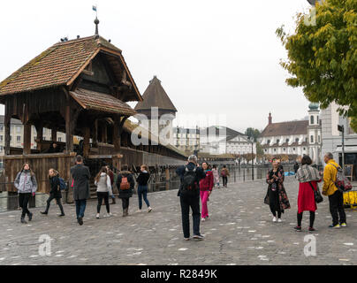 Luzern, LU/Schweiz - vom 9. November 2018: Touristen besuchen die berühmte Schweizer Stadt Luzern und Bilder von sich mit der Kapelle Brücke nehmen Stockfoto