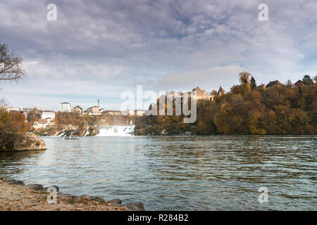 Landschaft Blick auf den berühmten Rheinfall in der Schweiz Stockfoto