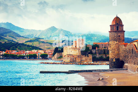 Kleine und malerische französische Dorf Collioure auf der mediterranen Küste Stockfoto