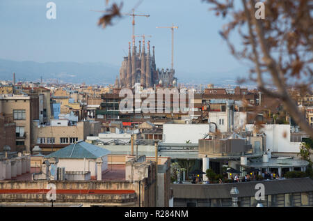 Blick über die Dächer von Barcelona gegen den Hintergrund der Sagrada Familia auf Sommer Tag, Spanien Stockfoto