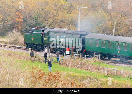 Corfe Castle, Dorset, Großbritannien. 17. November 2018. UK Wetter. Ein Dampfzug, 257 Squadron, vorbei an Bäumen mit Ihren restlichen Blätter im Herbst auf der Swanage Railway in Corfe Castle in Dorset an einem kühlen und bewölkten bewölkt Morgen. Foto: Graham Jagd-/Alamy leben Nachrichten Stockfoto