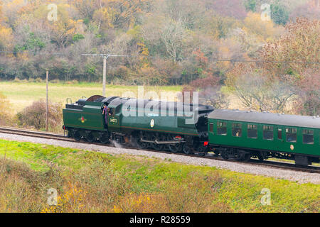 Corfe Castle, Dorset, Großbritannien. 17. November 2018. UK Wetter. Ein Dampfzug, 257 Squadron, vorbei an Bäumen mit Ihren restlichen Blätter im Herbst auf der Swanage Railway in Corfe Castle in Dorset an einem kühlen und bewölkten bewölkt Morgen. Foto: Graham Jagd-/Alamy leben Nachrichten Stockfoto