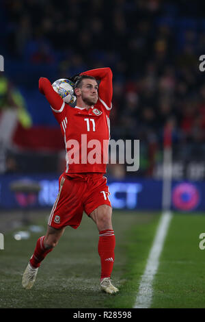 Cardiff, Großbritannien. 16. November 2018. Gareth Bale von Wales nimmt einen Einwurf. UEFA Nationen Liga Match, Wales v Dänemark in Cardiff City Stadium in Cardiff, South Wales am Freitag, 16. November 2018. pic von Andrew Obstgarten/Andrew Orchard sport Fotografie/Alamy live Nachrichten Leitartikel NUR VERWENDEN Stockfoto