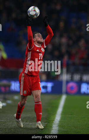 Cardiff, Großbritannien. 16. November 2018. Gareth Bale von Wales nimmt einen Einwurf. Die UEFA Nationen Liga Match, Wales v Dänemark in Cardiff City Stadium in Cardiff, South Wales am Freitag, 16. November 2018. pic von Andrew Obstgarten/Andrew Orchard sport Fotografie/Alamy live Nachrichten Leitartikel NUR VERWENDEN Stockfoto