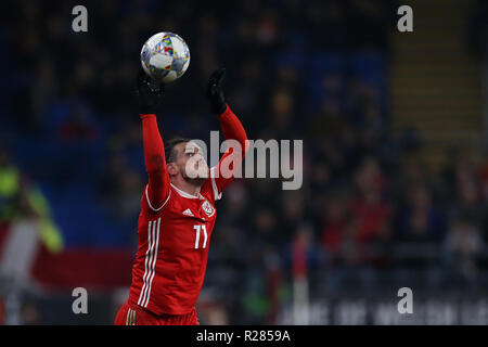 Cardiff, Großbritannien. 16. November 2018. Gareth Bale von Wales nimmt einen Einwurf. Die UEFA Nationen Liga Match, Wales v Dänemark in Cardiff City Stadium in Cardiff, South Wales am Freitag, 16. November 2018. pic von Andrew Obstgarten/Andrew Orchard sport Fotografie/Alamy live Nachrichten Leitartikel NUR VERWENDEN Stockfoto