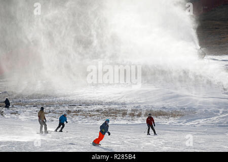 Zhangjiakou, Provinz Hebei Provinz Chinas. 17. Nov, 2018. Leute, Ski in einem Resort in Chongli Grafschaft von Zhangjiakou, nördlich der chinesischen Provinz Hebei, Nov. 17, 2018. Credit: Wu Diansen/Xinhua/Alamy leben Nachrichten Stockfoto