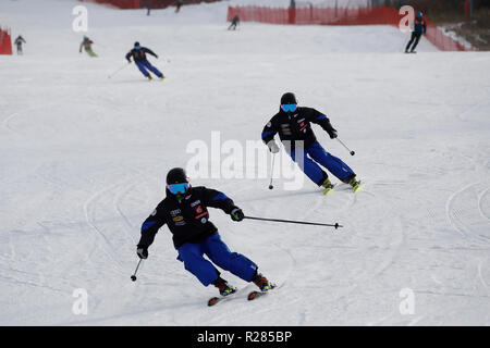 Zhangjiakou, Provinz Hebei Provinz Chinas. 17. Nov, 2018. Leute, Ski in einem Resort in Chongli Grafschaft von Zhangjiakou, nördlich der chinesischen Provinz Hebei, Nov. 17, 2018. Credit: Wu Diansen/Xinhua/Alamy leben Nachrichten Stockfoto