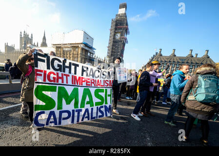 Die Westminster Bridge, London, UK. Organisiert vom Aussterben Rebellion, ein Protest ist unterwegs zu 'Rebel gegen die britische Regierung für strafrechtliche Untätigkeit im Angesicht des Klimawandels Katastrophe und ökologischen Kollaps". Demonstranten blockieren die Themse von Westminster, Waterloo, Southwark, Blackfriars und Lambeth damit zu unterbrechen. Stockfoto