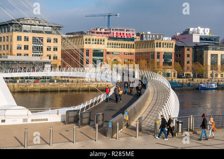 Newcastle Upon Tyne, England, Vereinigtes Königreich, 17. November 2018. Blick auf Fußgänger laufen in der Gateshead Millennium Bridge, die Uferpromenade am Fluss Tyne, und St Ann's Wharf am Flussufer Stockfoto