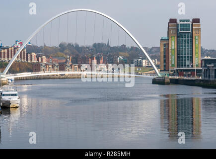 Newcastle Upon Tyne, England, Vereinigtes Königreich, 17. November 2018. UK Wetter: Sonnenschein im Stadtzentrum mit Blick auf den Kai entlang des Flusses Tyne der Fußgängerzone Gateshead Millennium Bridge und Rank Hovis Ostsee Mühle jetzt Baltischen Zentrum für Zeitgenössische Kunst Stockfoto