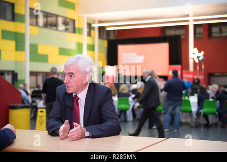 Mansfield, Nottinghamshire, England, UK. 17. November 2018. John McDonnell, Schatzkanzler sprechen in Mansfield, über die neue Politik: "Der Weg zum Aufbau der Wirtschaft". Diese sind eine Reihe von Veranstaltungen an, die Auswirkungen der Sparmaßnahmen auf Städte und an der Tools und Richtlinien der Arbeit verwenden werden, um die Wirtschaft wieder aufzubauen. Alan Beastall/Alamy leben Nachrichten Stockfoto