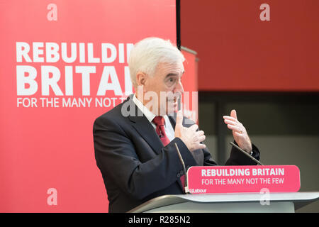 Mansfield, Nottinghamshire, England, UK. 17. November 2018. John McDonnell, Schatzkanzler sprechen in Mansfield, über die neue Politik: "Der Weg zum Aufbau der Wirtschaft". Diese sind eine Reihe von Veranstaltungen an, die Auswirkungen der Sparmaßnahmen auf Städte und an der Tools und Richtlinien der Arbeit verwenden werden, um die Wirtschaft wieder aufzubauen. Alan Beastall/Alamy leben Nachrichten Stockfoto