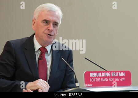 Mansfield, Nottinghamshire, England, UK. 17. November 2018. John McDonnell, Schatzkanzler sprechen in Mansfield, über die neue Politik: "Der Weg zum Aufbau der Wirtschaft". Diese sind eine Reihe von Veranstaltungen an, die Auswirkungen der Sparmaßnahmen auf Städte und an der Tools und Richtlinien der Arbeit verwenden werden, um die Wirtschaft wieder aufzubauen. Alan Beastall/Alamy leben Nachrichten Stockfoto