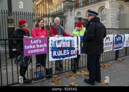 London, Großbritannien. 14 Nov, 2018. Pro-Brexit Demonstranten werden gesehen, Plakate während des Protestes in der Downing Street. Wenige Brexit Unterstützer vor Downing Street mit ihren Pro Brexit Plakaten versammelten ihre Unterstützung für die konservative Regierung von Theresa können für die Verhandlungen, die zwischen dem Vereinigten Königreich und der Europäischen Union über Brexit Konditionen durchgeführt werden. Credit: Dinendra Haria/SOPA Images/ZUMA Draht/Alamy leben Nachrichten Stockfoto