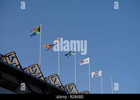 Edinburgh, Schottland, 17. November 2018: Schottland v Südafrika Teil des 2018 Herbst Tests. Flaggen über dem Stadion vor der Schottland v Süd Afrika Rugby Spiel im Herbst Test Reihe bei BT Murrayfield fliegen. Bild: Rob Grau/Alamy leben Nachrichten Stockfoto