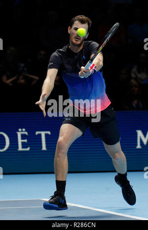 London, Großbritannien. 17.11.2018, O2 Arena, London, England; Nitto ATP-Finale; Jamie Murray (GBR) liefert einen Schuß zu Jack Socke (USA) Credit: Aktion Plus Sport Bilder/Alamy Live News Credit: Aktion Plus Sport Bilder/Alamy leben Nachrichten Stockfoto