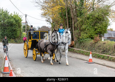 Perranwell, Cornwall, UK. 17. November 2018. Die trafalgar WAY ist der Name, der der historischen Route verwendet die Versendungen mit der Nachricht von der Schlacht von Trafalgar auf dem Landweg von Falmouth an der Admiralität in London. Die ersten Messenger im November 1805 wurde Leutnant John Richards Lapenotière, der HMS Essiggurke, die falmouth am 4. November erreicht nach einem harten Reise bei schlechtem Wetter. Er lief dann nach London mit der Versendungen mit den bedeutsamen Nachrichten von Lord Nelsons Sieg und Tod in der Schlacht von Trafalgar am 21. Oktober 1805. Credit: Roger Hollingsworth/Alamy leben Nachrichten Stockfoto