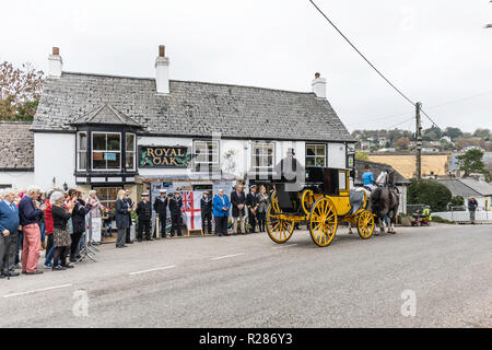 Perranwell, Cornwall, UK. 17. November 2018. Die trafalgar WAY ist der Name, der der historischen Route verwendet die Versendungen mit der Nachricht von der Schlacht von Trafalgar auf dem Landweg von Falmouth an der Admiralität in London. Die ersten Messenger im November 1805 wurde Leutnant John Richards Lapenotière, der HMS Essiggurke, die falmouth am 4. November erreicht nach einem harten Reise bei schlechtem Wetter. Er lief dann nach London mit der Versendungen mit den bedeutsamen Nachrichten von Lord Nelsons Sieg und Tod in der Schlacht von Trafalgar am 21. Oktober 1805. Credit: Roger Hollingsworth/Alamy leben Nachrichten Stockfoto
