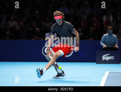 17.11.2018, O2 Arena, London, England; Nitto ATP-Finale; Alexander Zverev (GER) spielen ein Trick Shot zwischen seine Beine in seinem Halbfinale gegen Roger Federer (SWI) Stockfoto