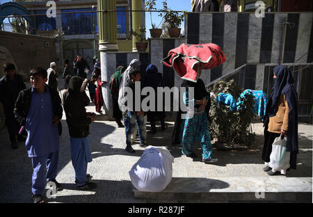 Kabu, Afghanistan. 17. November 2018. Die Vertriebenen von Jaghori und Malestan Bezirke sind in Kabul gesehen, der Hauptstadt von Afghanistan, Nov. 17, 2018. Mehr als 3.800 Familien ihre Häuser verlassen haben als in Jaghori und Malestan Bezirke der östlichen Provinz Ghazni, der Leiter der Natural Disaster Management Authority für die unruhige Provinz Weiterhin Kaempfe sagte Samstag. Credit: Rahmat Alizadah/Xinhua/Alamy leben Nachrichten Stockfoto