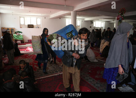 Kabu, Afghanistan. 17. November 2018. Die Vertriebenen von Jaghori und Malestan Bezirke sind in Kabul gesehen, der Hauptstadt von Afghanistan, Nov. 17, 2018. Mehr als 3.800 Familien ihre Häuser verlassen haben als in Jaghori und Malestan Bezirke der östlichen Provinz Ghazni, der Leiter der Natural Disaster Management Authority für die unruhige Provinz Weiterhin Kaempfe sagte Samstag. Credit: Rahmat Alizadah/Xinhua/Alamy leben Nachrichten Stockfoto