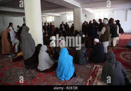 Kabu, Afghanistan. 17. November 2018. Die Vertriebenen von Jaghori und Malestan Bezirke sind in Kabul gesehen, der Hauptstadt von Afghanistan, Nov. 17, 2018. Mehr als 3.800 Familien ihre Häuser verlassen haben als in Jaghori und Malestan Bezirke der östlichen Provinz Ghazni, der Leiter der Natural Disaster Management Authority für die unruhige Provinz Weiterhin Kaempfe sagte Samstag. Credit: Rahmat Alizadah/Xinhua/Alamy leben Nachrichten Stockfoto