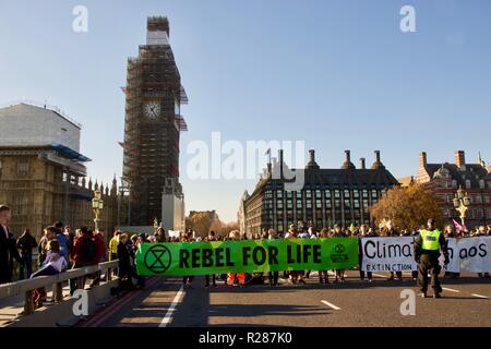 London, Großbritannien. 17. November 2018. Aussterben Rebellion Westminster Bridge aus Protest gegen den Klimawandel beschäftigen. Credit: Dimple Patel/Alamy leben Nachrichten Stockfoto