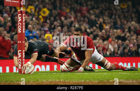 Fürstentum Stadium, Cardiff, UK. 17. November 2018. Rugby Union, Herbst internationale Reihe, Wales gegen Tonga; Liam Williams Scores von Wales Wales dritten Versuch trotz der versuchte, von sitiveni Mafi von Tonga Credit in Angriff nehmen: Aktion plus Sport/Alamy leben Nachrichten Stockfoto