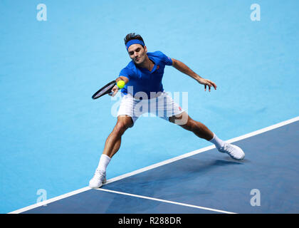 17.11.2018, O2 Arena, London, England; Nitto ATP-Finale; Roger Federer (SWI) mit einer Vorhand Schuß in seinem Spiel gegen Alexander Zverev (GER) Stockfoto