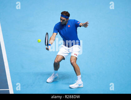 17.11.2018, O2 Arena, London, England; Nitto ATP-Finale; Roger Federer (SWI) mit einem rückhand Schuß in seinem Spiel gegen Alexander Zverev (GER) Stockfoto