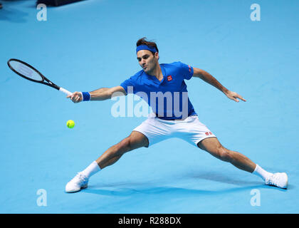 17.11.2018, O2 Arena, London, England; Nitto ATP-Finale; Roger Federer (SWI) mit einem rückhand Schuß in seinem Spiel gegen Alexander Zverev (GER) Stockfoto