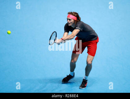 17.11.2018, O2 Arena, London, England; Nitto ATP-Finale; Alexander Zverev (GER) mit einem rückhand erschossen in seinem Match gegen Roger Federer (SWI) Stockfoto