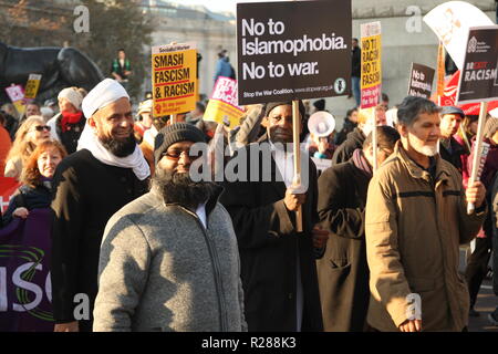 London, UK, 17. November 2018. Tausende von Menschen in den Straßen von London gegen das Wachstum von Rassismus, Verbrechen aus Hass und Rechtsextremismus national und global zu protestieren. Im März legt aus Portland Place, wo die BBC basiert, bevor durch London zu Whitehall. Die Veranstaltung wird von Vereinen gegen den Faschismus organisierten, Stand bis zu Rassismus und Liebe Musik hassen Rassismus und der TUC, die Großbritanniens führender Gewerkschaften repräsentiert gesichert. Roland Ravenhill/Alamy leben Nachrichten Stockfoto