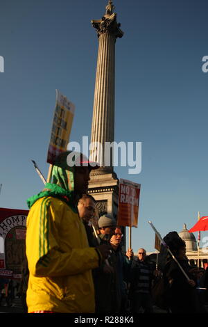 London, UK, 17. November 2018. Tausende von Menschen in den Straßen von London gegen das Wachstum von Rassismus, Verbrechen aus Hass und Rechtsextremismus national und global zu protestieren. Im März legt aus Portland Place, wo die BBC basiert, bevor durch London zu Whitehall. Die Veranstaltung wird von Vereinen gegen den Faschismus organisierten, Stand bis zu Rassismus und Liebe Musik hassen Rassismus und der TUC, die Großbritanniens führender Gewerkschaften repräsentiert gesichert. Roland Ravenhill/Alamy leben Nachrichten Stockfoto