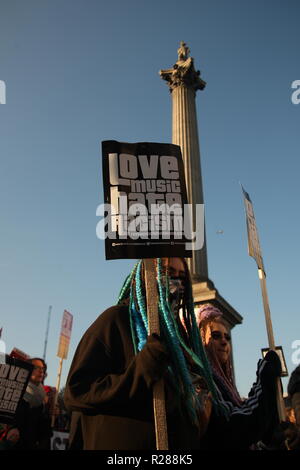 London, UK, 17. November 2018. Tausende von Menschen in den Straßen von London gegen das Wachstum von Rassismus, Verbrechen aus Hass und Rechtsextremismus national und global zu protestieren. Im März legt aus Portland Place, wo die BBC basiert, bevor durch London zu Whitehall. Die Veranstaltung wird von Vereinen gegen den Faschismus organisierten, Stand bis zu Rassismus und Liebe Musik hassen Rassismus und der TUC, die Großbritanniens führender Gewerkschaften repräsentiert gesichert. Roland Ravenhill/Alamy leben Nachrichten Stockfoto