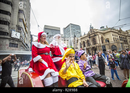 São Paulo, Brasilien. 17. November 2018. Weihnachtsfeier BRASILIEN: Santa Claus freut sich Kinder und Erwachsene in einem Einkaufszentrum in diesem Samstag, 17. Credit: Cris Fafa/ZUMA Draht/Alamy leben Nachrichten Stockfoto