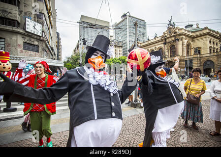 São Paulo, Brasilien. 17. November 2018. Weihnachtsfeier BRASILIEN: Santa Claus freut sich Kinder und Erwachsene in einem Einkaufszentrum in diesem Samstag, 17. Credit: Cris Fafa/ZUMA Draht/Alamy leben Nachrichten Stockfoto